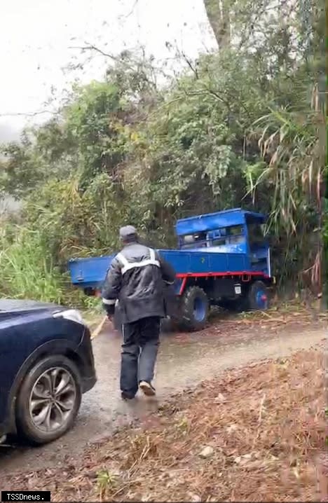 警民以農耕機共同營救誤信導航受困山區自小客車。 (仁愛警提供)