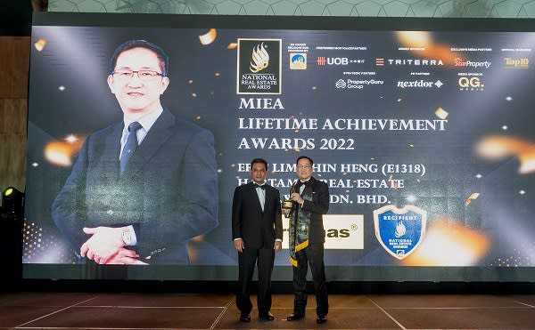 MIEA Lifetime Achievement Awards 2022 recipient Mr Eric Lim Chin Heng received his award from President Board of Valuers, Appraisers, Estate Agents and Property Managers (BOVEAP), Abdul Razak bin Yusak. 