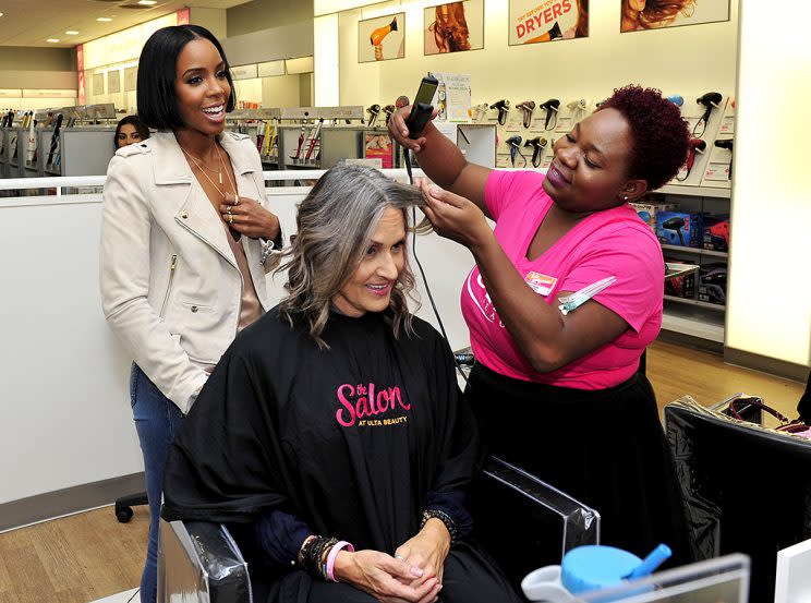 Rowland chatted with a breast cancer survivor who was getting treated to a day of beauty. (Photo: Michael Simon/startraksphoto.com)