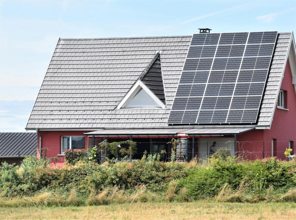 Solarpanele können auf Einfamilienhäusern einige Kosten ersparen.  - Copyright: Daniele La Rosa Messina