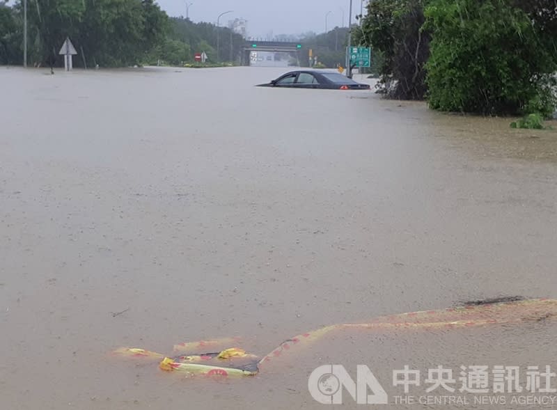 嘉義縣受熱帶性低氣壓影響降下超大豪雨，造成多個鄉鎮淹水。嘉義縣市交界的「永欽二號橋」與東西向快速道路（82線）匝道之間，有汽車泡水受困。（中央社）