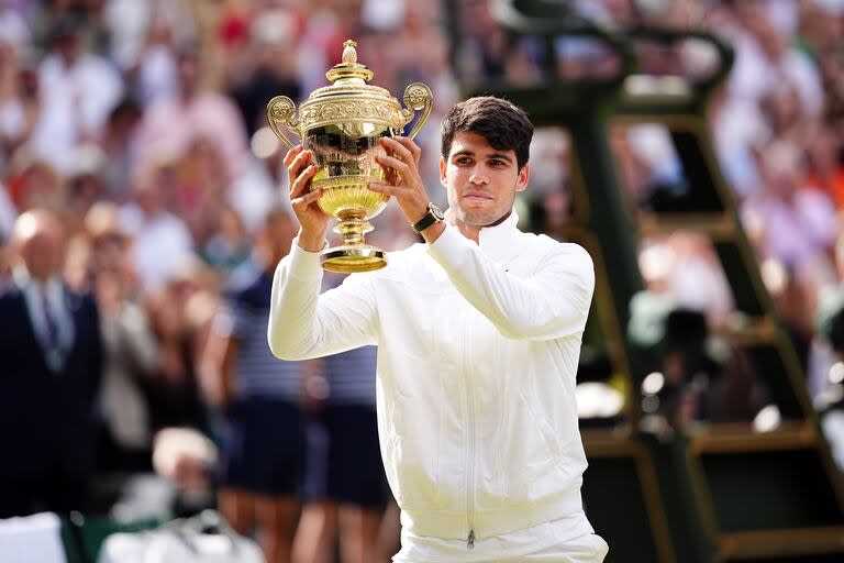 Carlos Alcaraz ganó Wimbledon por segunda vez consecutiva en su carrera y en la final derrotó al mismo rival: Novak Djokovic