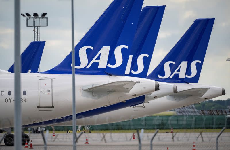 FOTO DE ARCHIVO. Aviones Airbus A321 y A320neo de SAS en el aeropuerto de Kastrup aparcados en la pista, después que los pilotos de Scandinavian Airlines se pusieran en huelga, en Kastrup, Dinamarca