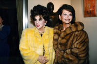 ARCHIVO - Una foto con la actriz italiana Gina Lollobrigida con Claudia Cardinale tomada en París en la década de 1990. Lollobrigida murió en Roma a los 95 años el lunes 16 de enero de 2023, dijo su agente. (Girella/LaPresse vía AP)