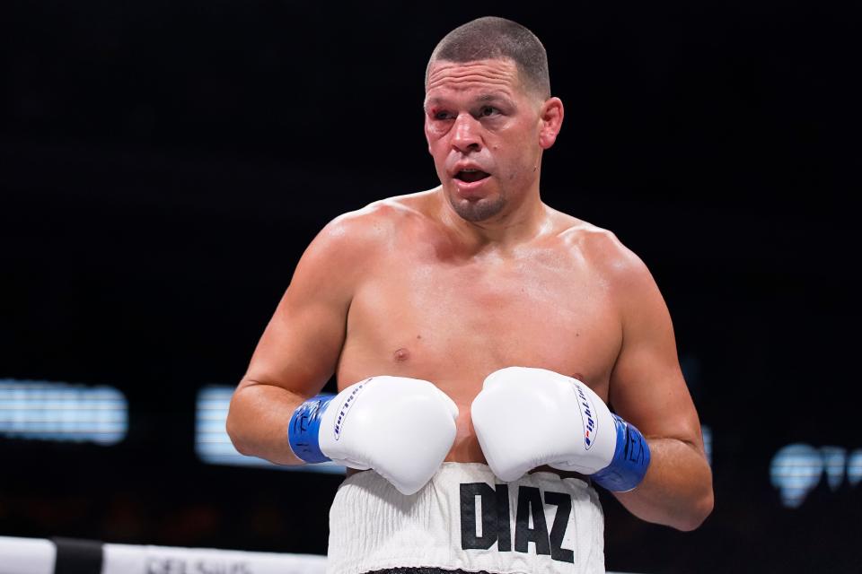 Nate Díaz se encuentra en el ring durante la segunda ronda de su pelea contra Jake Paul en el American Airlines Center en Dallas el 5 de agosto de 2023.