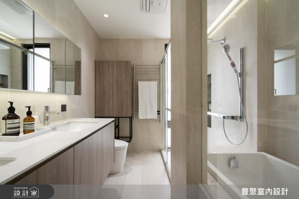 <p>案例三、兩間浴室配有全自動馬桶、電熱毛巾架以及暖風機，打造最貼近人心的設計。</p> 