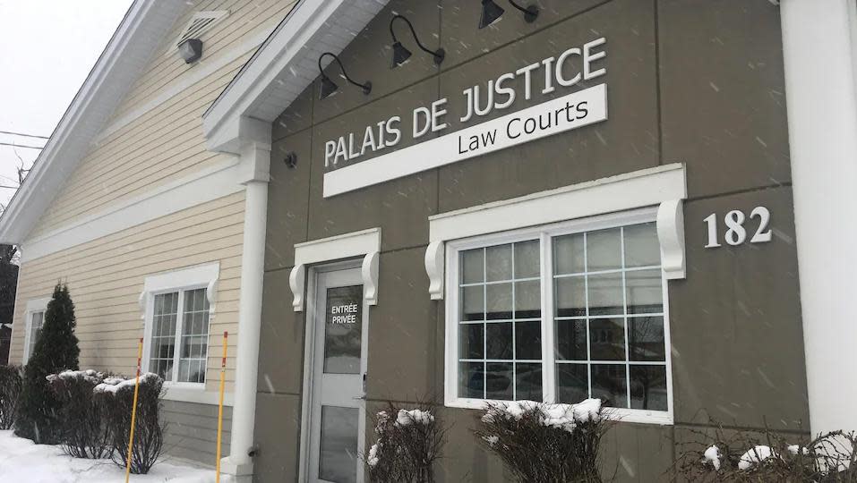 The courthouse in Caraquet was closed by Jan. 1, 2022. (René Landry/Radio-Canada - image credit)