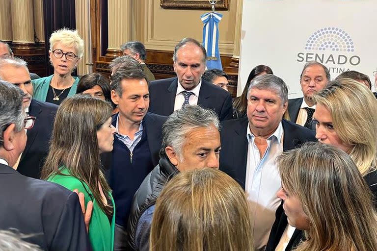 Los senadores se reunieron al enterarse del hecho