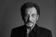 <p>Johnny Hallyday, l’idole des jeunes, s’est éteint dans la nuit du 5 au 6 décembre des suites d’un cancer du poumon à l’âge de 74 ans. Légende de la chanson française, il a conquis le cœur de plusieurs générations avec ses dizaines de tubes, “Que je t’aime”, “Retiens la nuit”, “Je te promets”, “Allumer le feu”… Né Jean-Philippe Smet, l’artiste a enregistré plus de mille titres, 50 albums et vendu 110 millions de disques. Sa carrière démarre vraiment en 1960 avec son premier tube “Souvenirs, souvenirs”, ensuite les titres s’enchaînent jusqu’à la fin de sa vie. Véritable bête de scène, ses lives étaient démesurés devant des fans survoltés comme en 1993 au Parc des Princes où il traverse la fosse pour arriver sur scène, au milieu d’un public déchaîné. Ses derniers moments sur scène ont eu lieu avec Jacques Dutronc et Eddy Mitchell pour la tournée des “Veilles canailles” l’été dernier. L’interprète de “L’envie” a aussi fait carrière au cinéma en jouant dans une vingtaine de films. Il a eu droit à un hommage populaire à Paris, où un million de personnes se sont réunies. Il repose sur l’île de Saint-Barthélemy. (Crédit : AFP) </p>