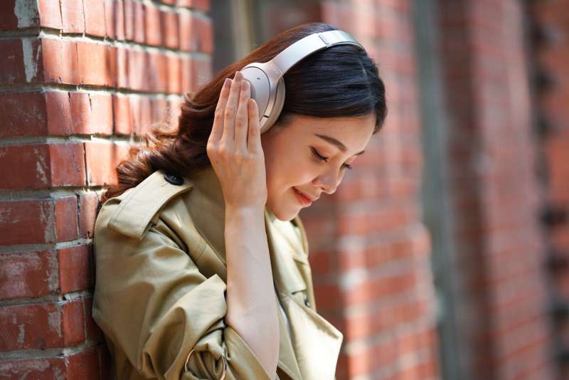 噪耳罩式耳機Sony WH-1000XM2  智慧降噪  純”靜”動聽。（圖／Sony提供）