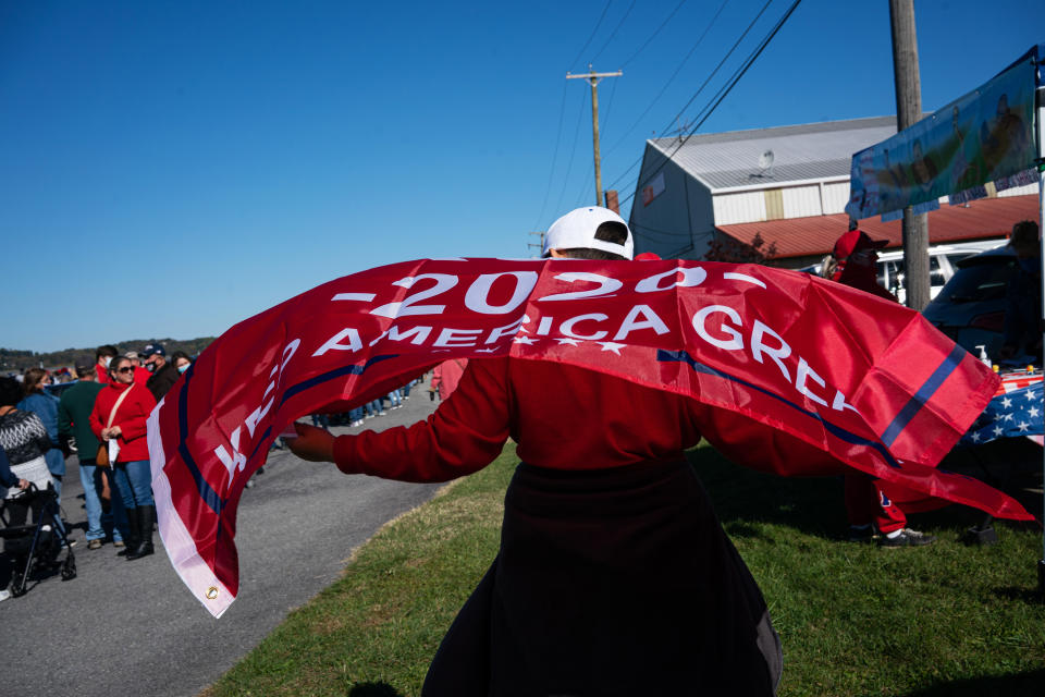 Asistentes llegan a un mitin de campaña organizado por el vicepresidente Mike Pence en Reading, Pensilvania, el 17 de octubre de 2020. (Todd Heisler/The New York Times)