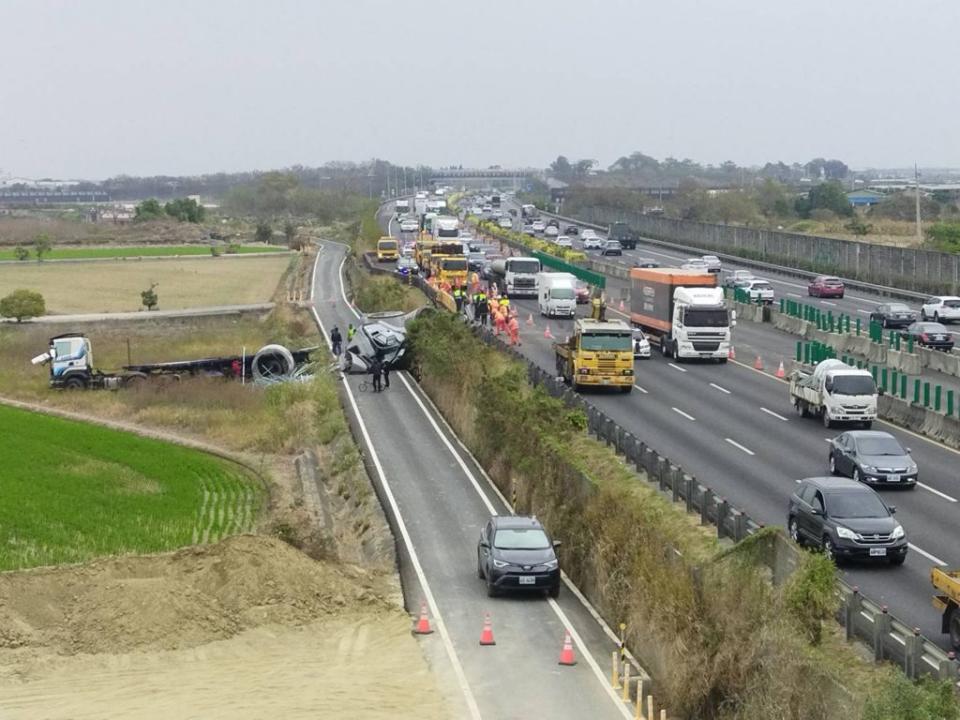 國道一號新營路段廿五日發生車禍，一部營業半聯結車衝出國道邊坡。（記者陳佳伶攝）