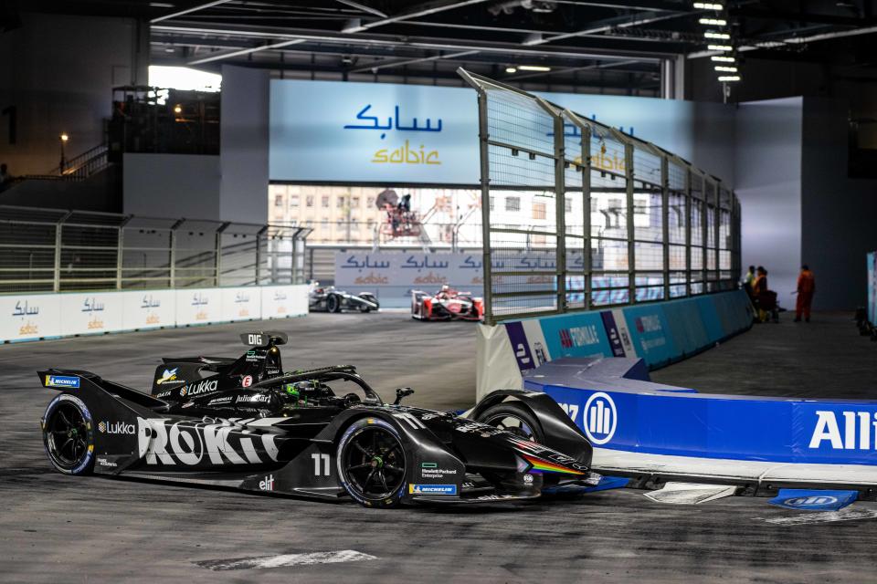 LONDON, ENGLAND - JULY 31: Lucas Di Grassi of Brazil and ROKiT Venturi Racing drives his car during the of ABB FIA Formula E Championship -London E-Prix Round 14 on July 31, 2022 at the ExCel Arena on July 30, 2022 in London, England. (Photo by Sebastian Frej/MB Media/Getty Images)