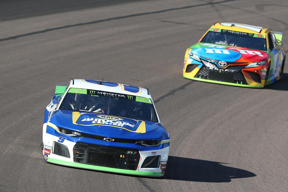 AVONDALE, ARIZONA - NOVEMBER 10: Chase Elliott, driver of the #9 NAPA Autocare Center Chevrolet, leads Kyle Busch, driver of the #18 M&M's Toyota, during the Monster Energy NASCAR Cup Series Bluegreen Vacations 500 at ISM Raceway on November 10, 2019 in Avondale, Arizona. (Photo by Matt Sullivan/Getty Images)