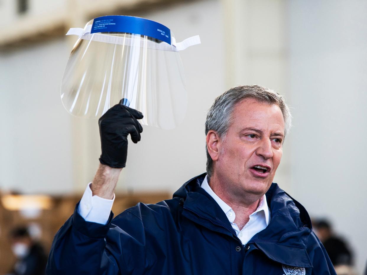 <p>NEW YORK, NY - MARCH 26: New York Mayor Bill de Blasio holds a face shield as he speaks to the media during a visit to the Brooklyn Navy Yard.</p> (Getty Images)