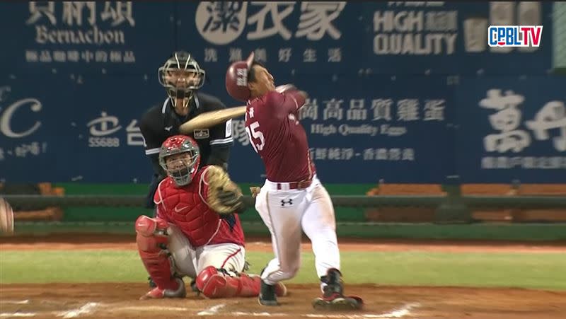 成晉擊出罕見的頭部自打球。（圖／擷取自CPBL TV）