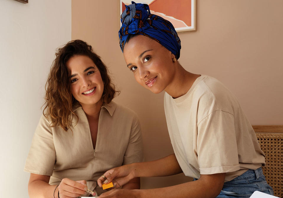 Les jeunes françaises de Sacrée Frangine, Aline Kpade et Célia Amroune, comptent parmi les artistes féminines talentueuses sélectionnées pour cette collection « For the love of craft » avec la peintre brésilienne Brunna Mancuso et l’artiste italo-nigériane berlinoise Diana Ejaita.H&M Home voulait mettre en avant les créateurs et inviter ses clients à une plongée dans le travail artisanal. La délicatesse de leur univers minimaliste constitué de paysages inconnus faits d’aplats de couleurs douces et de portraits aux traits a séduit. Il raconte des histoires que le flou anonyme des visages permet de s’approprier intensément.Sacré Frangine aime raconter les petites choses de la « douce vie », les moments simples dans un mélange d’émotions et couleurs tout en suggestion.Success Story décoLes artistes et amies qui se connaissent depuis l’enfance ont suivi les mêmes études supérieures de communication visuelle et graphisme, ont toutes deux travaillé dans des agences de design avant de commencer à développer leurs gammes en parallèle de leurs activités professionnelles.Elles se sont rapidement fait connaître sur les réseaux sociaux et ont alors décidé de lancer officiellement Sacrée Frangine. Cette petite marque fonctionnait à l’origine par des ventes directes de leurs illustrations mais Selency les remarque, puis d’autres encore. Elles enchaînent maintenant les collaborations : Yves Rocher, Solly Baby , IXXI...Contactées en septembre 2020 par H&M Home pour transposer leurs signatures graphiques sur un medium qu’elles apprécient particulièrement, la céramique, leur réponse et la mise en route de la collaboration est ensuite allée très vite. Les six produits ont été conçus très librement : « nous avions la main sur tout, depuis les formes jusqu’à la senteur des bougies, afin d’obtenir un rendu qui nous ressemble ». « La bougie a un parfum un peu ambré, du genre patchouli, chaud et organique comme les couleurs de la peau ».À l’arrivée, on se demande si elles ont des chouchous parmi eux. Aline est particulièrement fan de leur pot paysage et Célia craque pour leur pot à anses orné de fruits. Voilà une complémentarité remarquable qui se confirme cette fois encore. Attirées par l’univers de la décoration et du textile, elles promettent par cette première incursion dans le domaine une carrière prometteuse. « Nous aimons les atmosphères épurées mais aussi le brutalisme au toucher imparfait. Les matériaux bruts, les textures imparfaites, le travail plus primitif nous séduisent plus que les objets trop polis et lissés. » Cette capsule tendre et chaleureuse devrait leur ouvrir la voie vers bien d’autres supports que le papier « pour que l’illustration ne soit pas une fin en soi ». C’est un souhait, et au regard de leurs nombreuses actualités, il est déjà exaucé !Rendez-vous dans les corners H&M Home, dans la première boutique, boulevard des Capucines à Paris ou sur internet dès le 7 octobre pour découvrir cette capsule Sacrée Frangine.