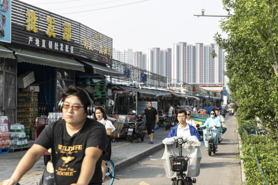 Gente yendo y viniendo al trabajo en Jinan, China, el 13 de julio de 2021. (Qilai Shen/The New York Times)