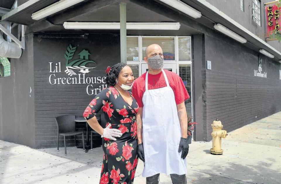 Martes 29 de abril de 2020: Los copropietarios Nicole Gates y el chef ejecutivo Karim Bryant en el restaurante Lil Greenhouse Grill, en el área de Overtown. El restaurante continúa operando de forma limitada vendiendo comidas para recolección y entrega; también proporciona asistencia a sus comunidades durante las crisis económicas y de salud causadas por los Coronavirus.