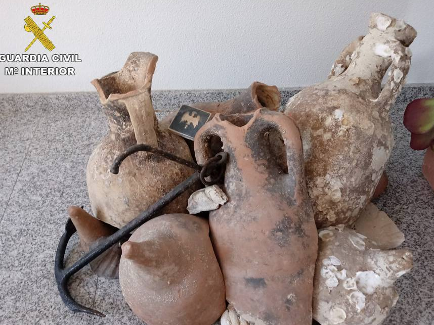 The amphora and an 18th Century anchor have been moved to a local museum: Guardia Civil