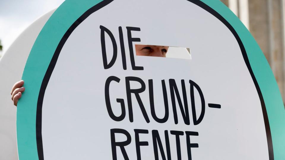 Der Schriftzug «Die Grundrente» ist auf einem Schild zu lesen. Rund 1,3 Millionen Menschen mit kleiner Rente bekommen einen Aufschlag.