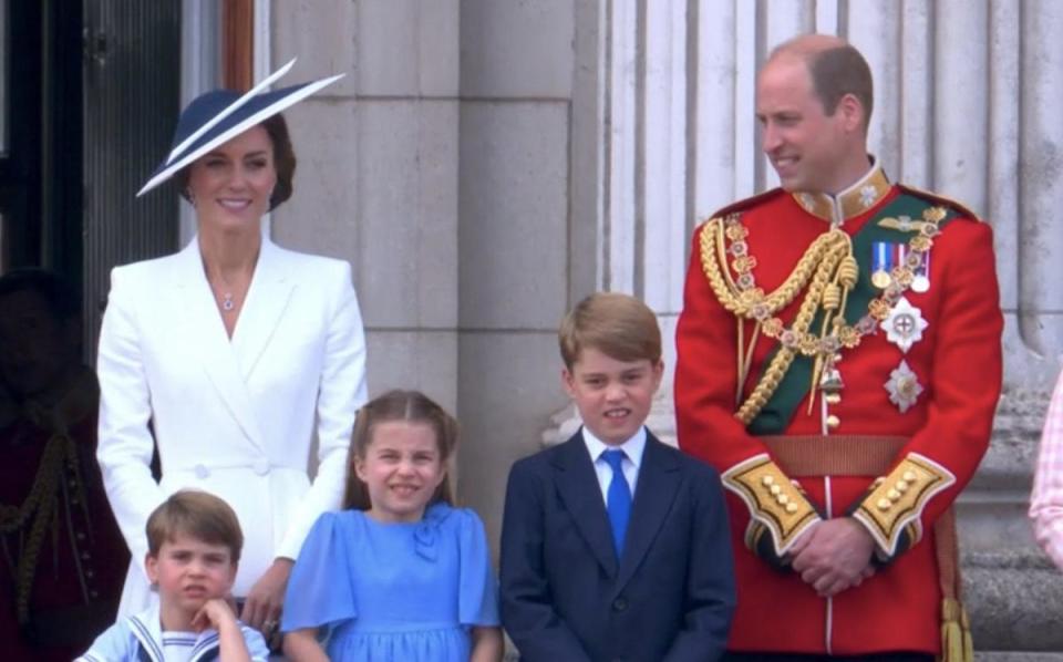 擁有高人氣的威廉王子一家現身白金漢宮露台。（翻攝BBC畫面）