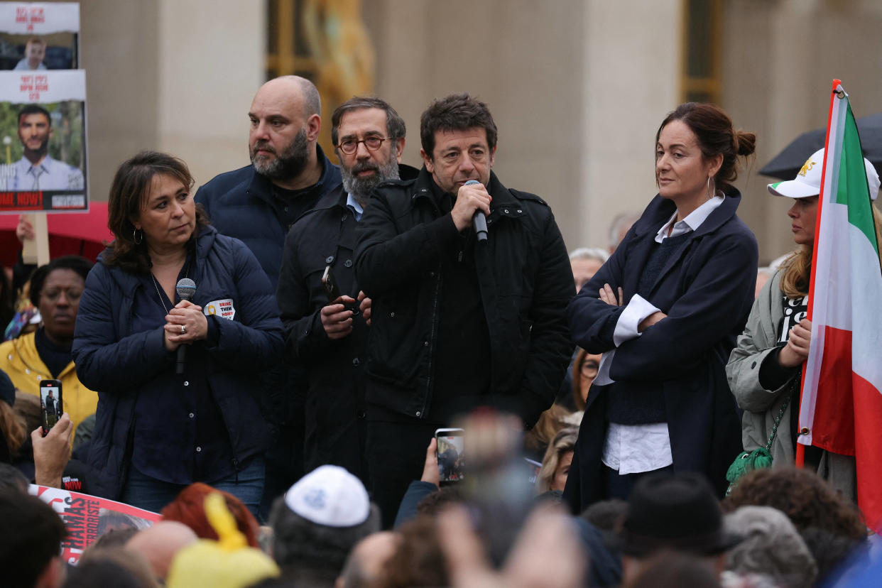 Patrick Bruel à la tribune lors de la manifestation pour la libération des otages israéliens le 7 avril 2024.