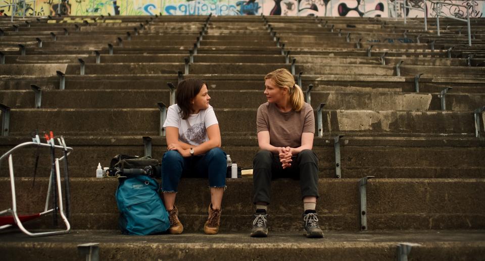 Lee (Kirsten Dunst, right) reluctantly takes Jessie (Cailee Spaeny) under her wing.