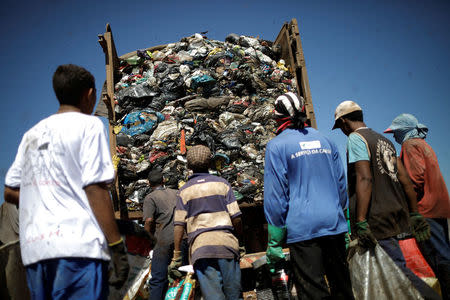 Waste pickers work at 'Lixao da Estrutural', Latin America's largest rubbish dump, in Brasilia, Brazil, January 19, 2018. REUTERS/Ueslei Marcelino