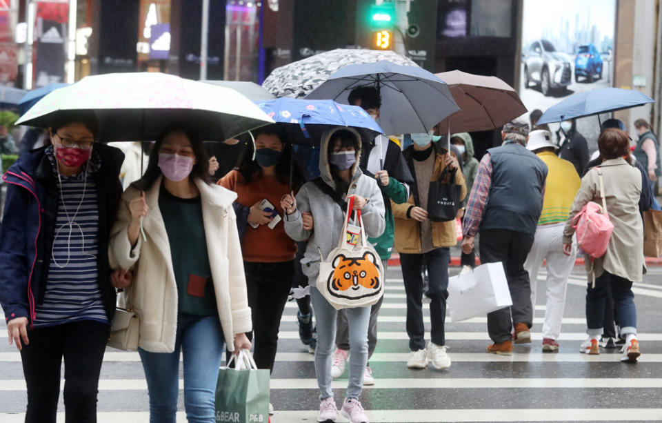 今、明兩天全台有雨，明天北台灣氣溫下降，明顯轉涼。(資料照)