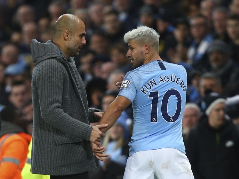 Pep Guardiola, técnico del Manchester City, se acerca al argentino Sergio Agüero, sustituido durante el encuentro ante el Manchester United, el domingo 11 de noviembre de 2018 (AP Foto/Dave Thompson)