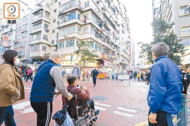 基層市民等上樓，路遙遙。（陳德賢攝）