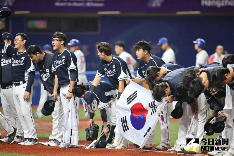 ▲仁川亞運韓國隊棒球奪金，讓球員高興到在投手丘試圖插國旗。（圖／特派記者葉政勳攝）