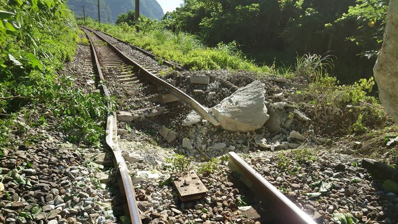 台鐵「和仁=崇德間」４日遇上巨石掉落，損及路線及電車線。（圖／翻攝畫面）