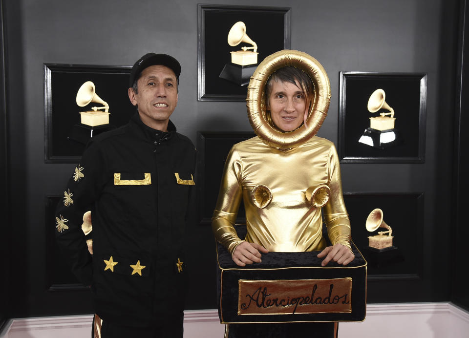 Hector Buitrago, izquierda, y Andrea Echeverri, de Aterciopelados, llegan a la 61a entrega anual de los Grammy en el Staples Center el domingo 10 de febrero de 2019, en Los Ángeles. Aterciopelados lanzaron una versión en vivo de, casi, 30 aniversario de su álbum "El Dorado" en marzo de 2024. (Foto Jordan Strauss/Invision/AP, archivo)