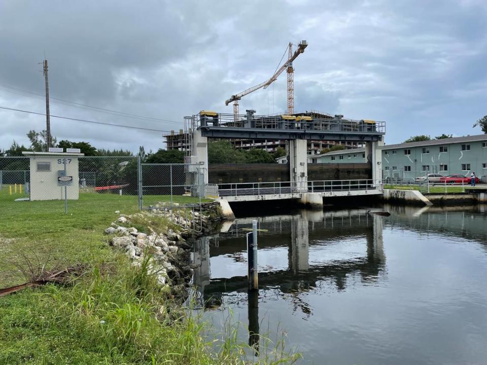 El Distrito de Gestión del Agua del Sur de la Florida usa la compuerta S-27 para controlar el caudal del canal de Little River.