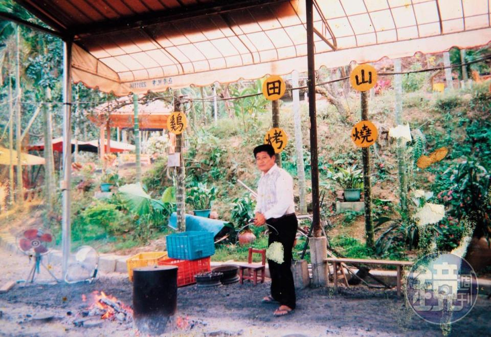 25年前中部仍不流行桶仔雞，林東村開設第一家燜燒烤雞店，引起潮流。（林東村提供）
