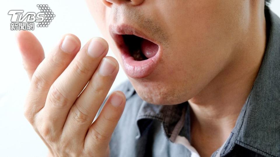 男子口腔有腐臭味，照胃鏡確診腺癌。（示意圖，非當事人／shutterstock達志影像）
