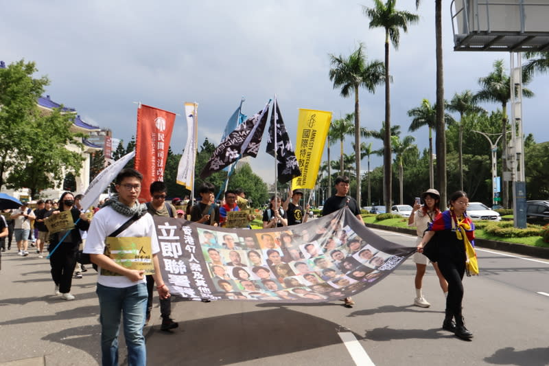 香港自由六月遊行 600位民眾到場參與 今天是香港「反送中」運動爆發5週年，香港邊城青 年和多個民間團體9日下午在台北舉辦遊行。這一場 遊行從自由廣場出發，各方人士接力發表演說，一路 步行至西門町西本願寺，共計約有600位民眾到場參 與。 中央社記者謝怡璇攝  113年6月9日 