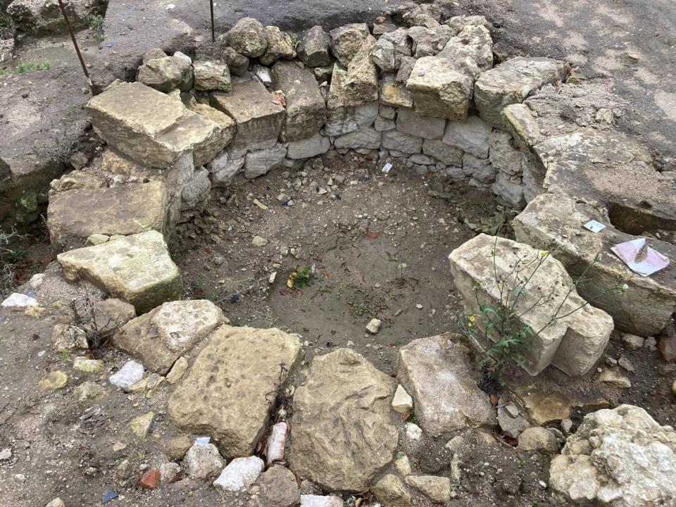 A cooler excavated at the site. Photo by Jean Demerliac from INRAP