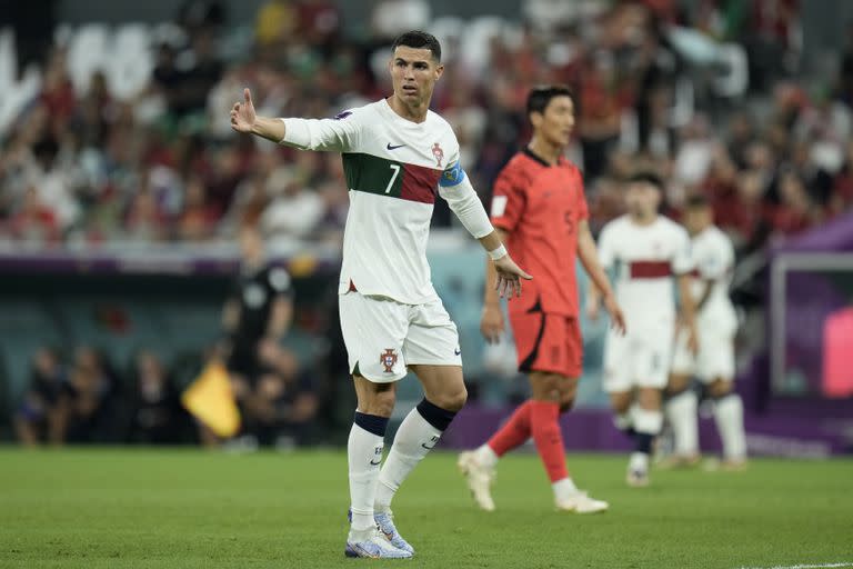 Cristiano Ronaldo camina durante el partido de Portugal ante Corea del Sur por el Grupo H del Mundial en el estadio Education City de Al Rayyan, Qatar, 2 diciembre, 2022. (AP Foto/Hassan Ammar)