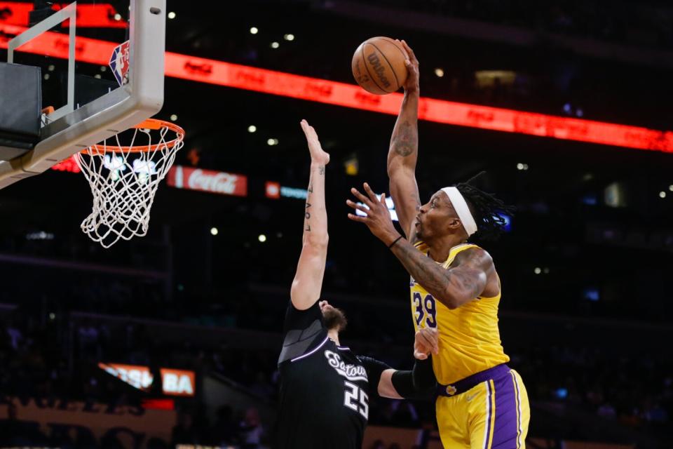 Lakers center Dwight Howard attempts a dunk against Kings center Alex Len.