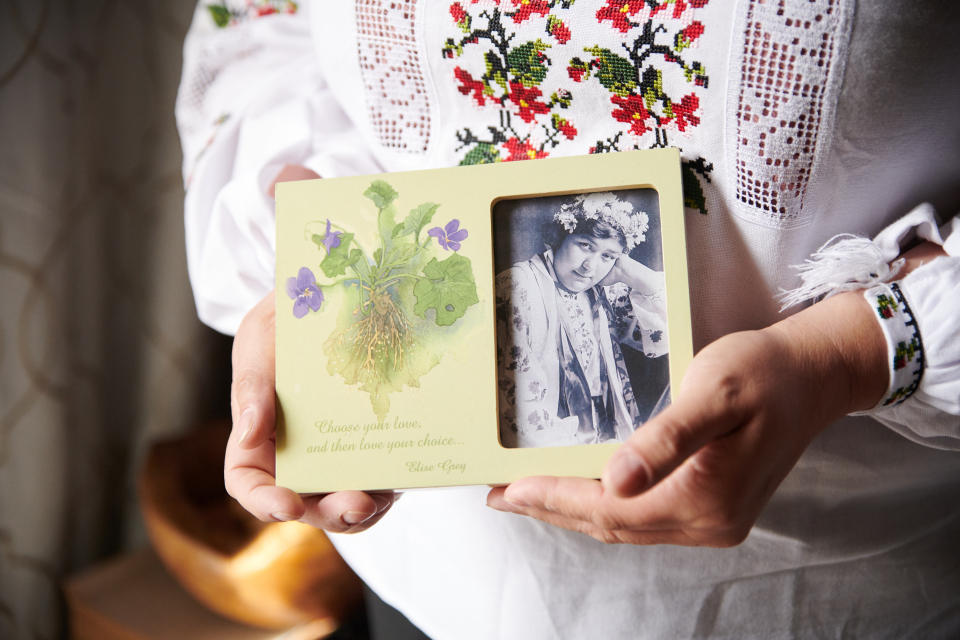 Nataliya Pleshkova, quien huyó de Ucrania, con una fotografía de su abuela, tomada en 1937, para recordar su hogar, en Estes Park, Colorado, el 29 de septiembre de 2022. (Theo Stroomer/The New York Times).