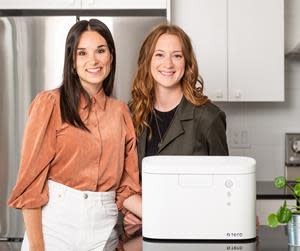 Founders Valérie and Elizabeth with the Tero device.