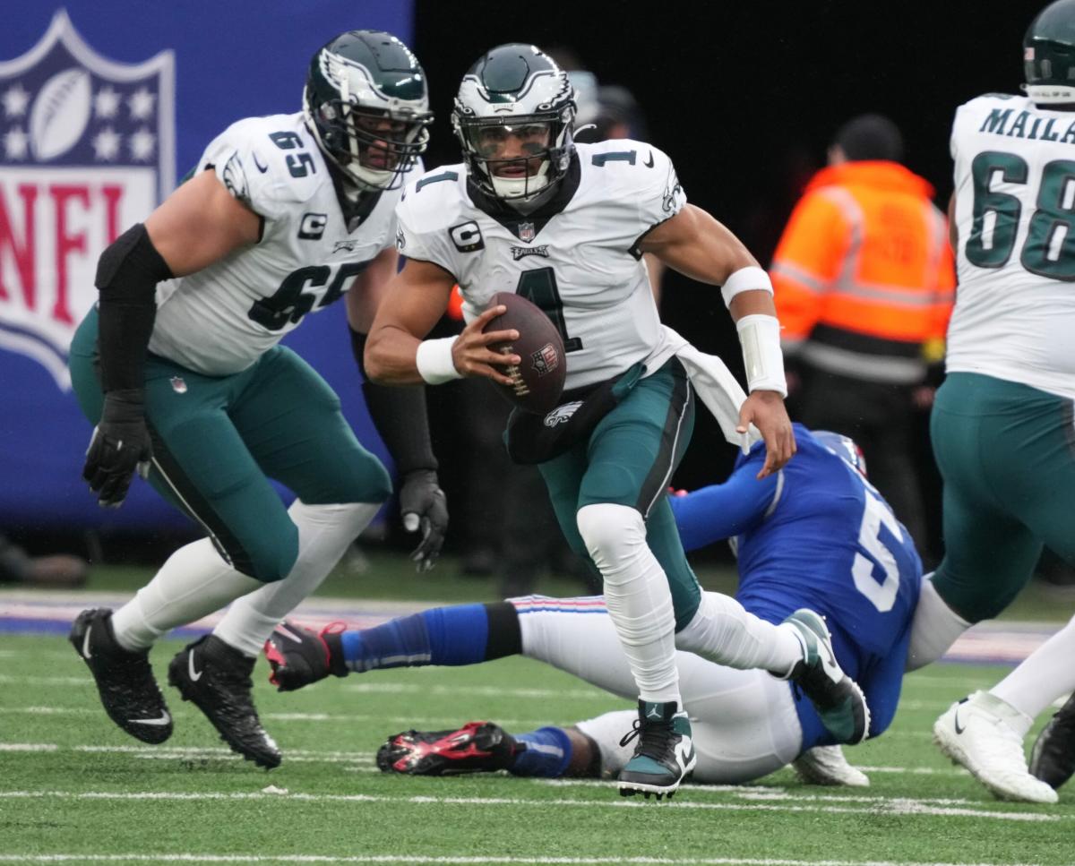 Jalen Hurts throws for TD, runs for another as Eagles thump Buccaneers  25-11 to remain unbeaten - Hawaii Tribune-Herald