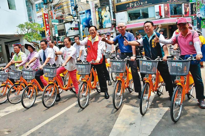 微笑單車2014年起接手彰縣公共自行車業務，7年獨霸如今將易手。圖為董事長劉金標（右3）與時任縣長卓伯源（右4）。（翻攝彰化縣政府網站）