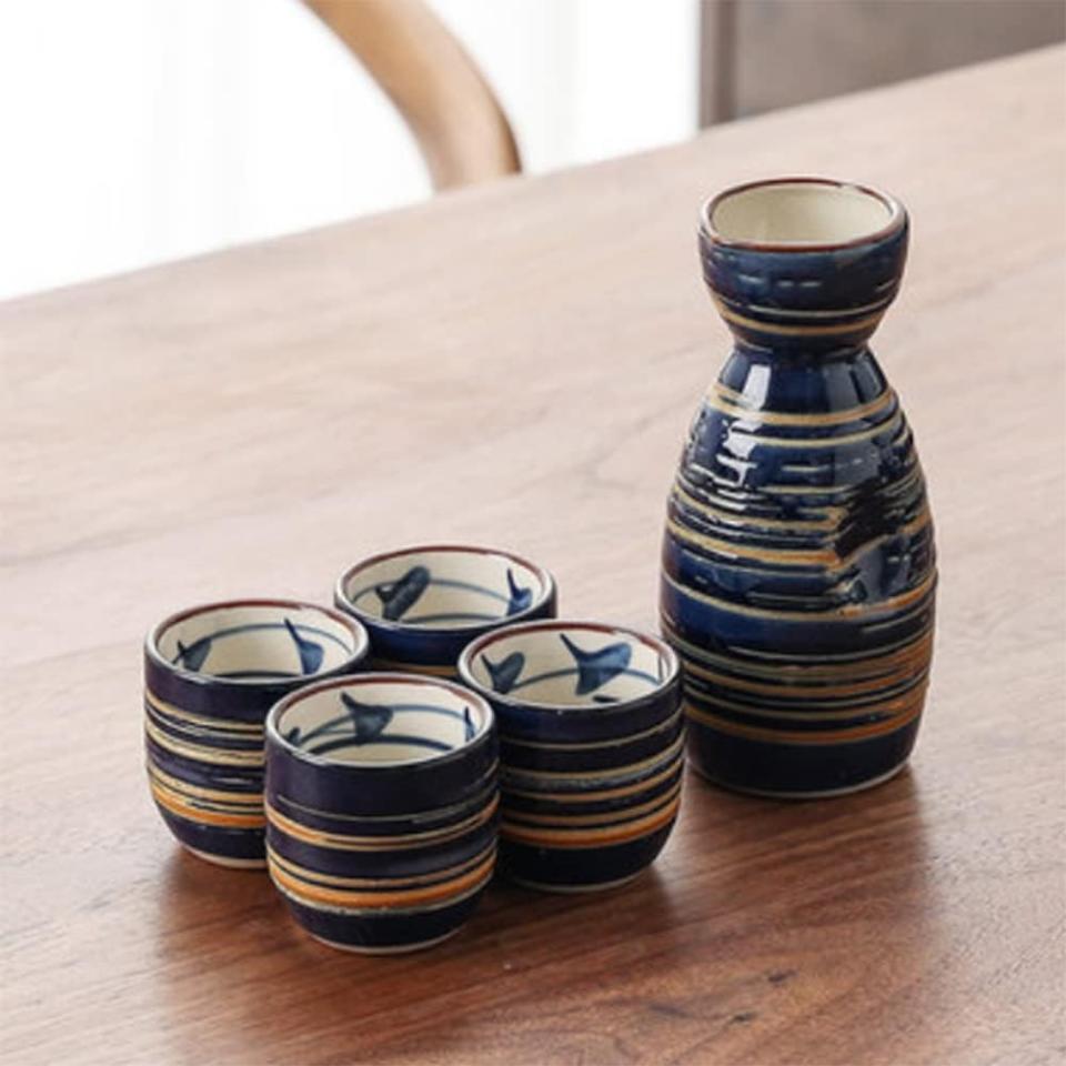 Old Craftsmen's Sake Set. (PHOTO: Amazon Singapore)