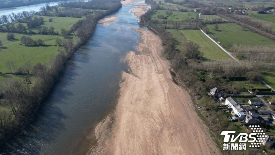 從俯拍的角度，清晰可見原本寬廣的河川，水流縮減了近一半。（圖／達志影像路透社）