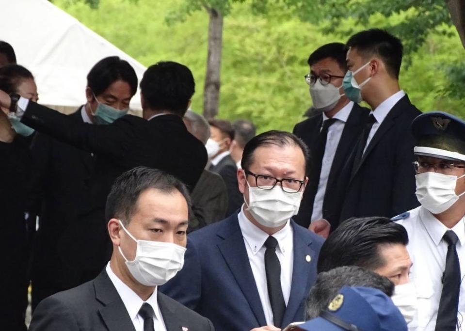 前往東京致哀的副總統賴清德（後左二）離開增上寺，與前國策顧問金美齡等人互動。 （中央社）