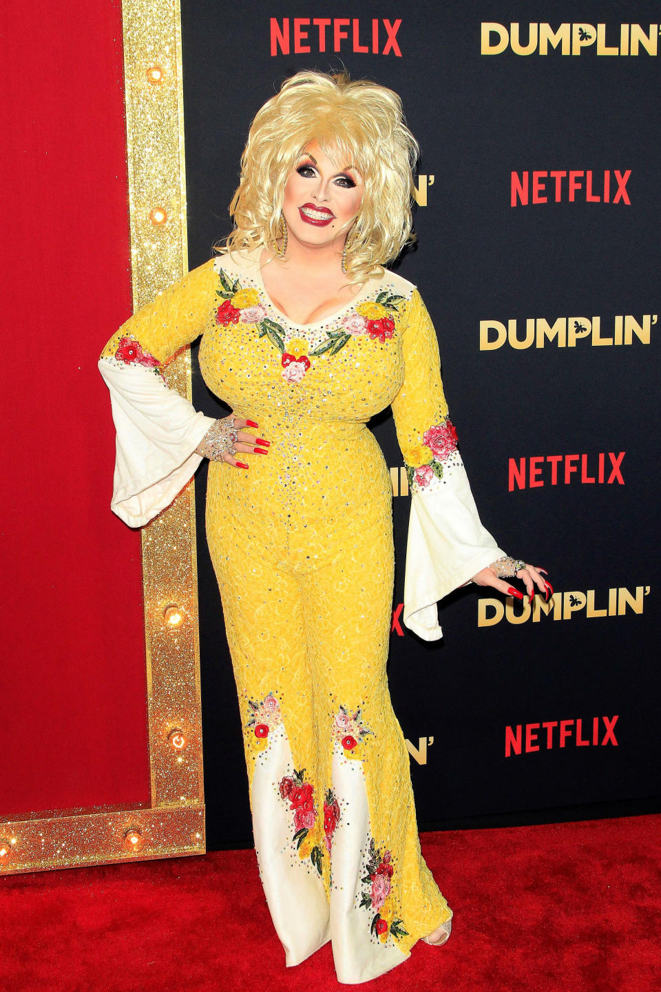 <p>La conocida <em>drag queen</em> acudió al estreno transformada en Dolly Parton como hace en la película. LOL! (Foto: EFE / Nina-Prommer). </p>